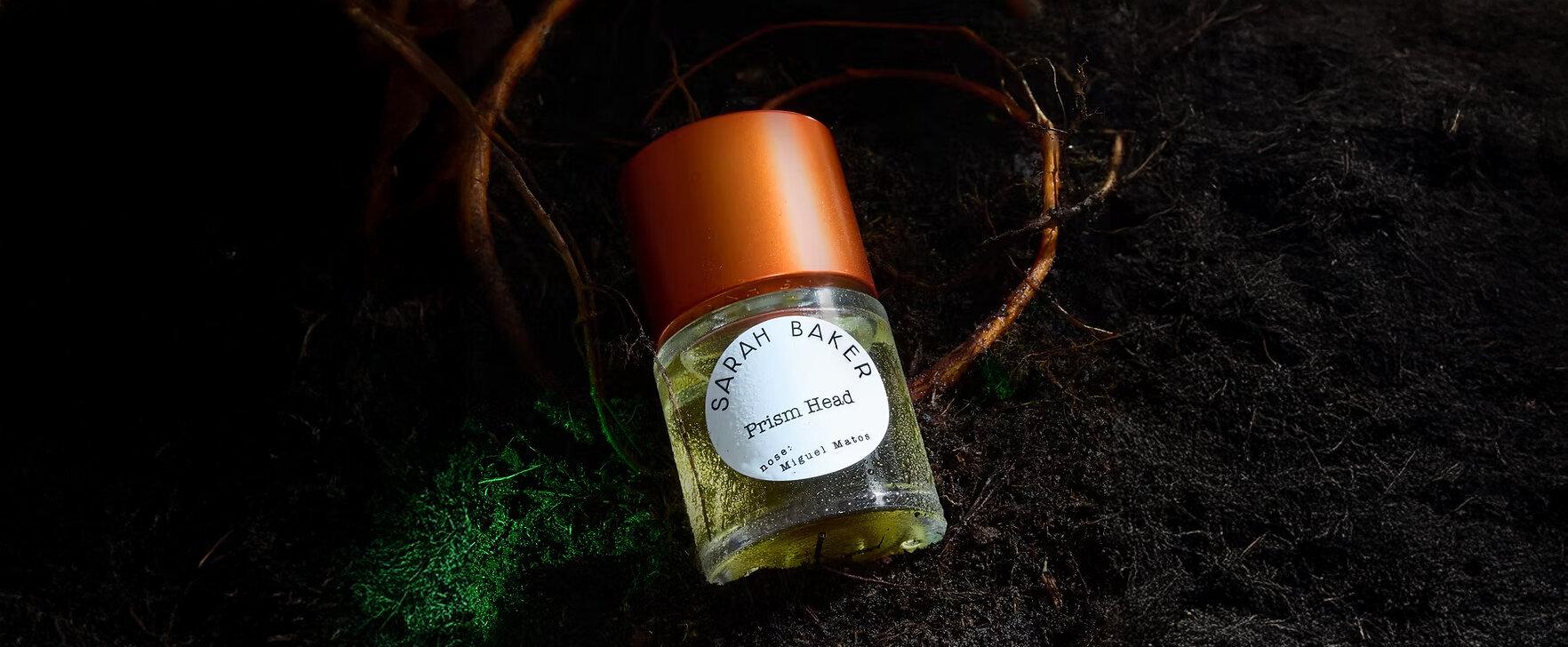 Erde, Patchouli & Rock’n’Roll: Das neue Eau de Parfum „Prism Head“ von Sarah Baker Perfumes