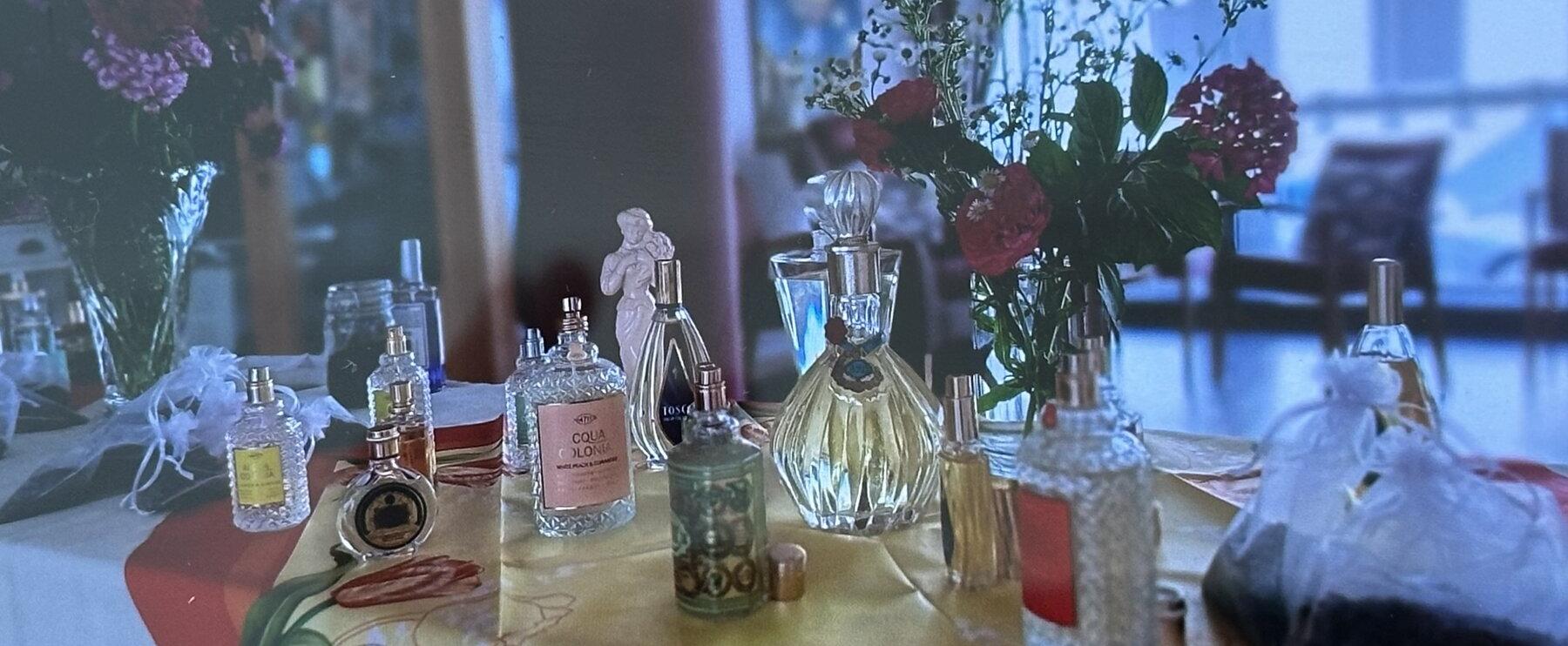 Es liegt was in der Luft... ein ganz besonderer Duft - Parfümnachmittag im Seniorenheim