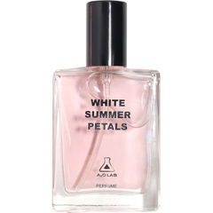 White Summer Petals von AOA Studio