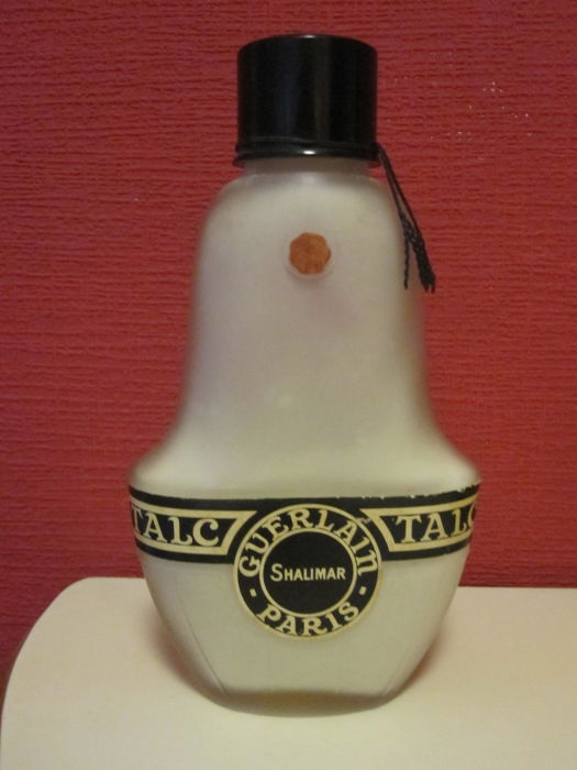 Ein echtes Schätzchen...aus der Zeit von 1947-  Ende der 60er Jahre, danach bis in die 80er verwendet, allerdings in Kunststoff