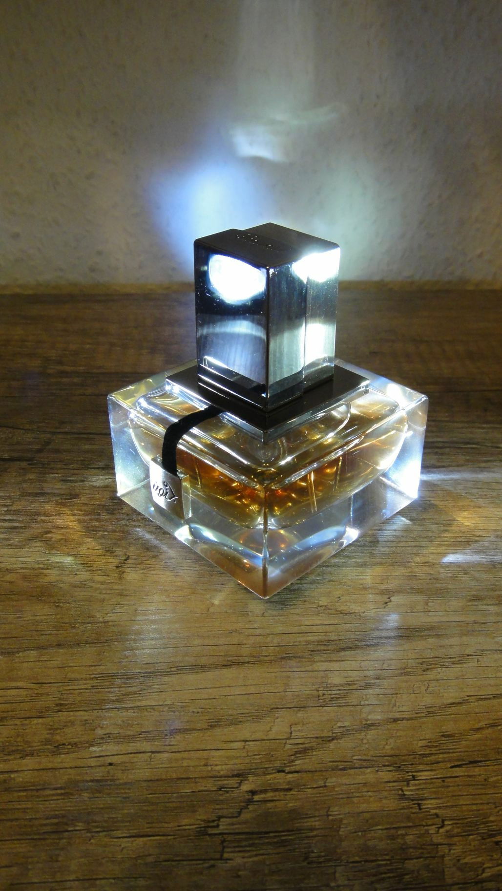 Der Flakon gefällt mir einfach zu gut, als dass ich den unfotografiert lassen könnte.