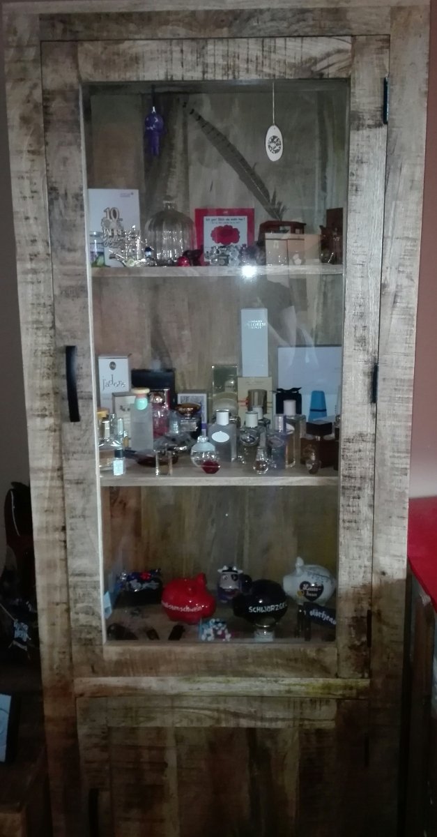 Vitrine mit KrimsKrams ... äh Parfum :)