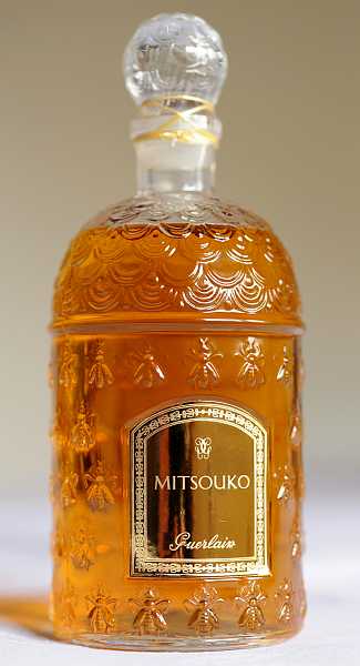 "Mitsouko"-Extrait im 250ml-Bienenflakon. Das güldene Etikett, hübsch blank poliert, spiegelt - wenn man unter Nicht-Studio-Bedingungen und bei Normallicht fotografiert, ist immer irgendwas aus dem Raum drin zu sehen ;-)...