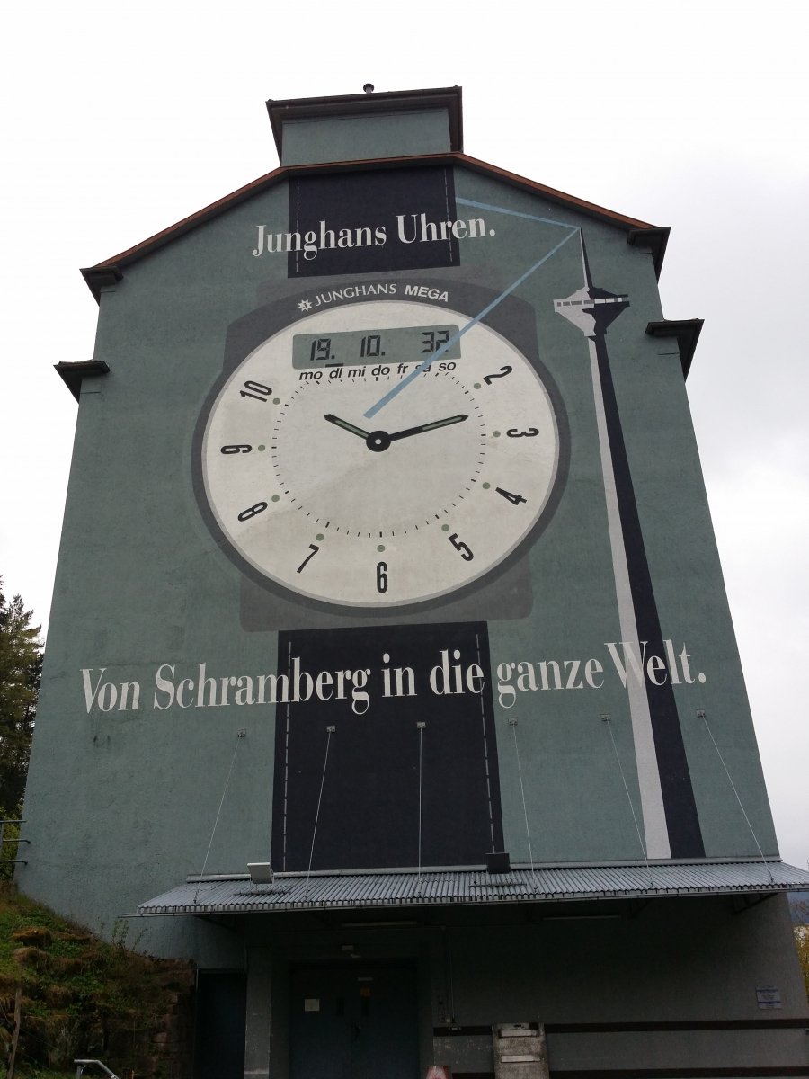 Werbung auf altem Fabriksgebäude von der HAU