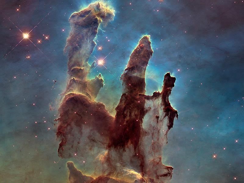 Die Säulen der Schöpfung im Adlernebel IC4703 (im Schwanz der Schlange, Sternbild Schlange). Die Säulen bestehen aus Gas und Staub und besonders in den oberen Bereichen bilden sich daraus viele neue Sonnen. Die Länge der Säulen beträgt ca. 9,5 Lichtjahre