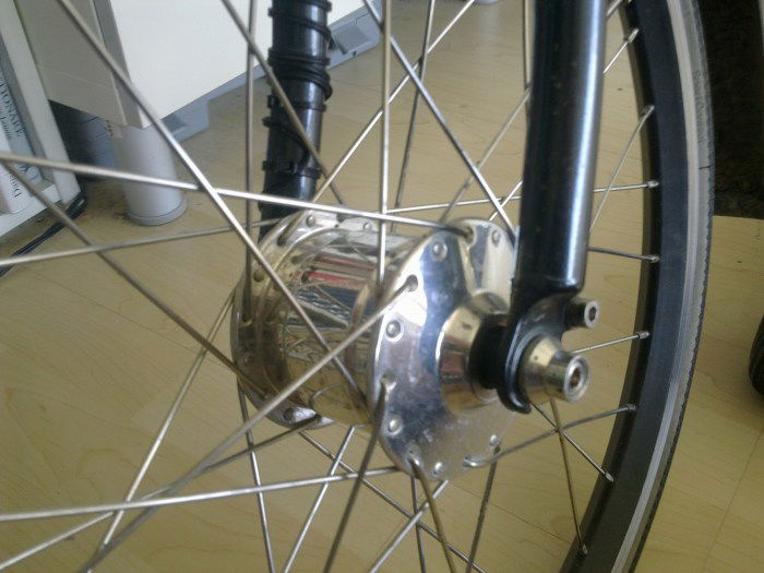 Akku-Fahrradlampen vergisst man immer rechtzeitig aufzuladen. Darum SON  Nabendynamo. Heute gibt es schon ein leichteres und kleineres Modell, das kaum noch auffällt.