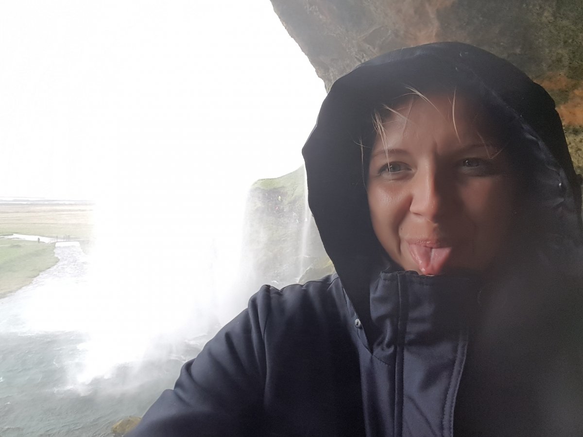 Mal schauen wie es so hinter einem Wasserfall aussieht :) Island