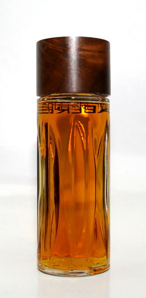 Woodhue Cologne was originally released by Fabergé in 1944. It features top notes of orange, bergamot and citrus; a middle note of jasmine; and base notes of sandalwood, vanilla, cedar and musk.