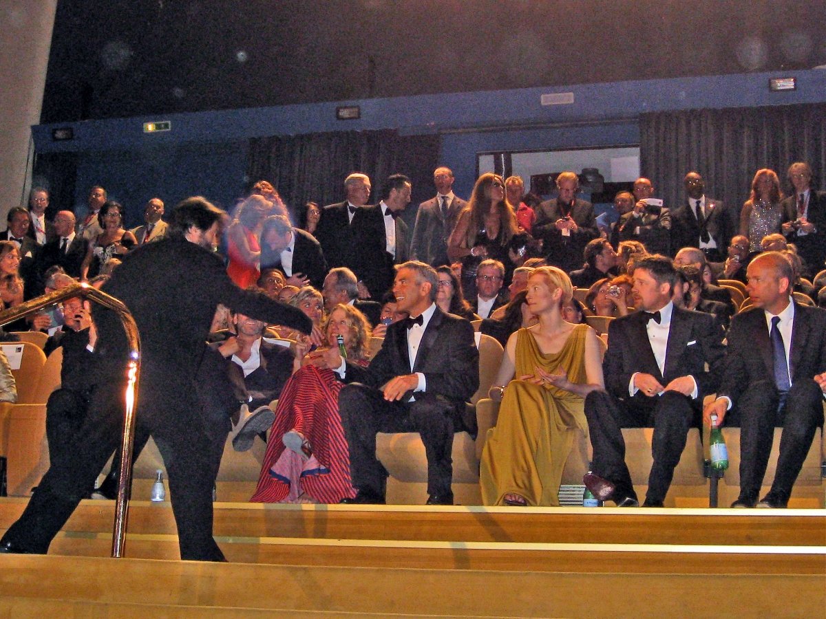 Venedig, Eröffnung der Biennale 2008. Ein paar Reihen hinter uns...Weiß aber nicht mehr, welchen Duft ich da getragen hatte... ;-)