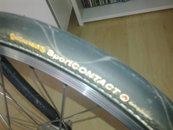 Der (Semi-)Slick-Reifen von Continental ist so schmal wie ein breiter Rennradsreifen und hat nur eine etwas stabilere Karkasse. Ist schnell und spart Gewicht an den bewegten Teilen.
