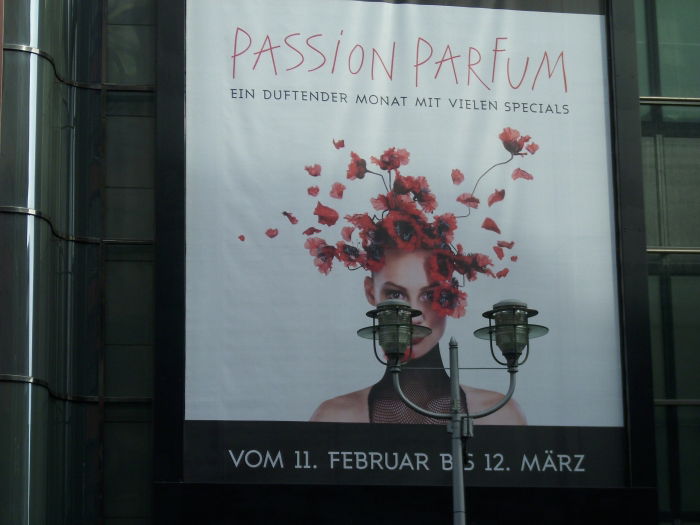 Aussenwerbung Galeries Lafayette zur Ausstellung Passion Parfum in 2011