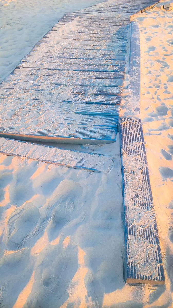 Keine drei Meter weiter lagen 5€ im Sand :)