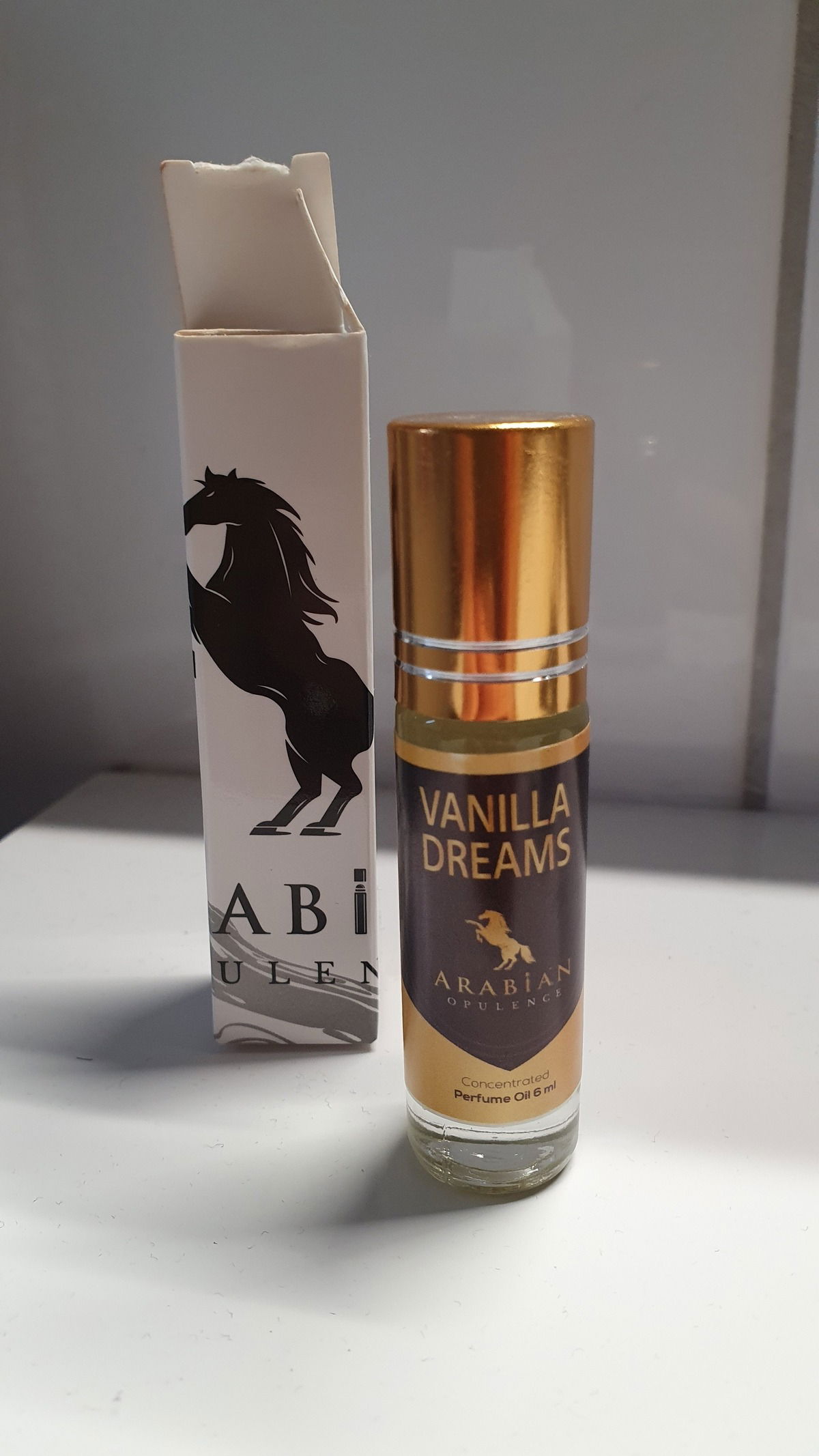 Es öffnet sich erst zitrisch und seifig, aber danach entwickelt sich ein weicher und lang anhaltender Vanilleduft. Für Vanille Entdecker