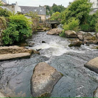 Der Fluss durch Pont-Av...