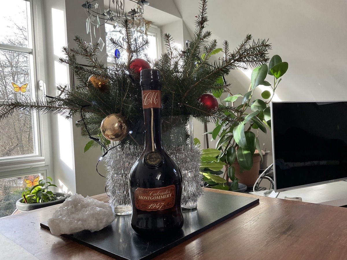 Der Inhalt dieser Bouteille hat eine fantastische Sillage, ich nehme nur vorsichtig ein Näschen von so etwas. Es ist ein Geschenk für meinen Mann von seinem Sohn.