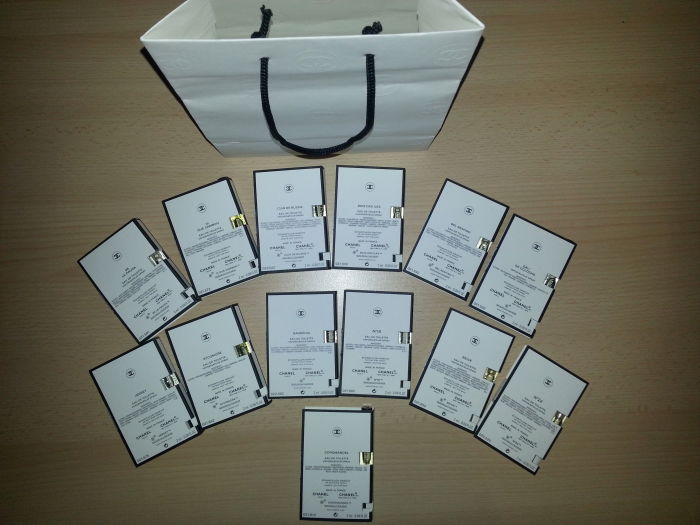 Weil ich in letzter Zeit besonders brav war (oder nur so getan habe), durfte ich heute ein Päkchen bei der Post abholen, mit vielen schönen Proben drin. Obwohl es alles Frauendüfte sind, finde ich einige für Männer tragbar.