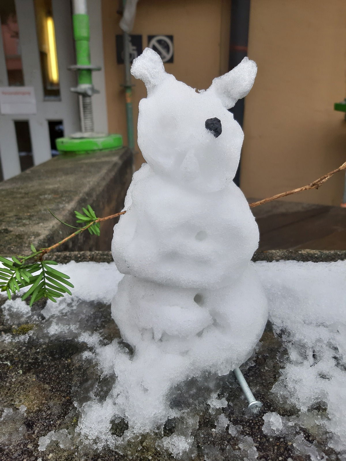 Auf der Mauer, auf der Lauer, liegt ein kleiner Schneemann!
