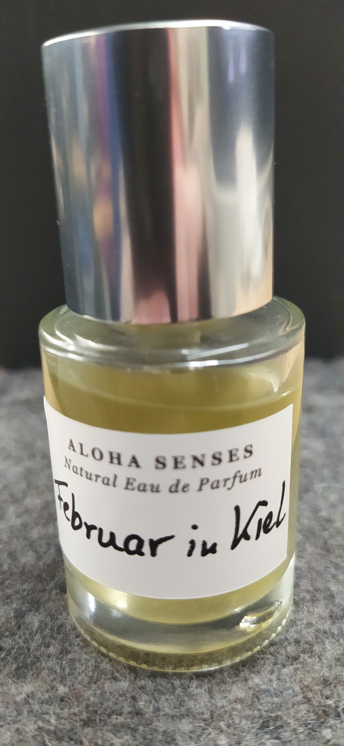 Meine erste Parfumkreation 2023, naturtrüb: Ingwer/Estragon 60/40, Ylang-Ylang/Muskatellersalbei 60/40, Tannenbalsam/Ladanum 50/50.