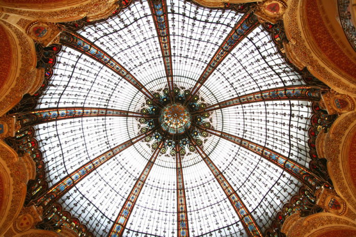 Jugendstilkuppel über der Parfumabteilung im Galeries Lafayette Paris
