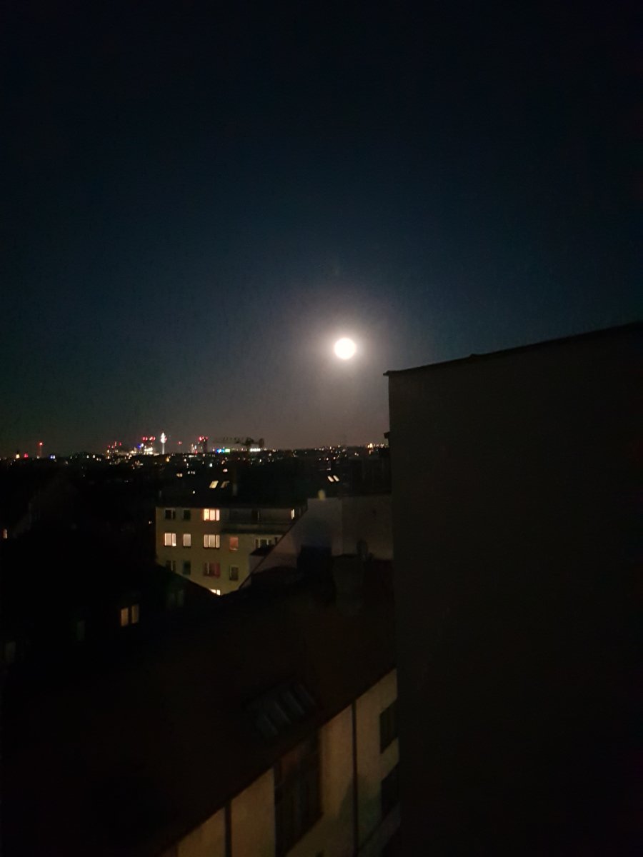 Der Supervollmond am 7.5.2020 über Wien; Blick von meinem Schlafzimmer