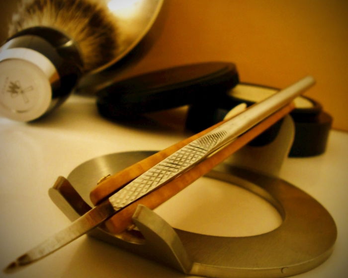 A. Grissolange 6/8" vollhohl, Rasierseife von Czech & Speake No.88, Rasierpinsel Mühle 21er Silberspitz, Stylo