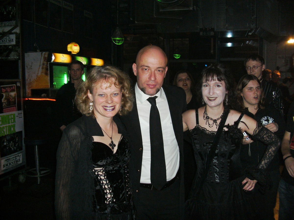 Lange her (ca. 2008???)! Ich bin die Dunkelhaarige rechts. Leider heute mit mehr Falten!