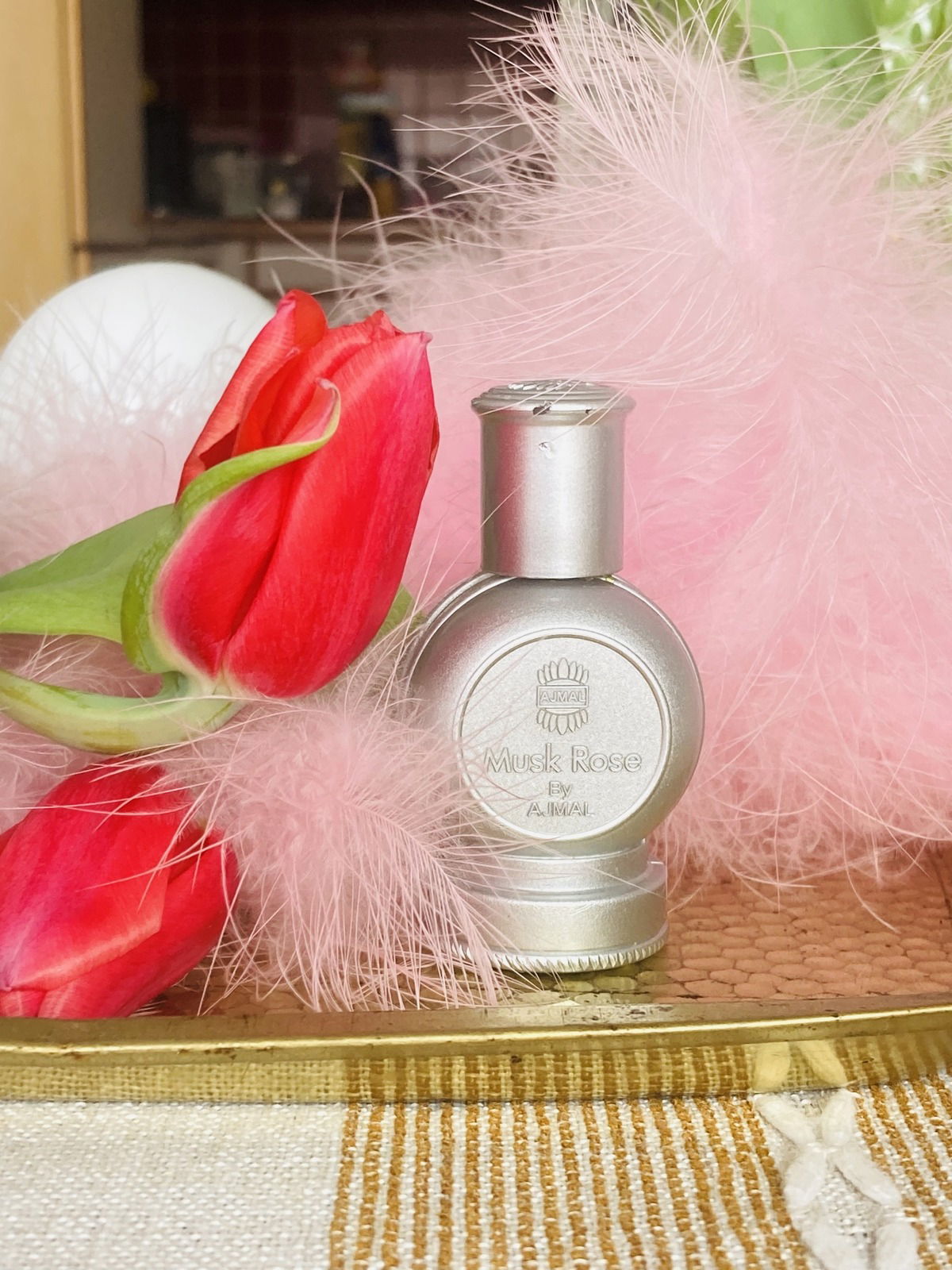 Musk with Rose, soft and attractive. Good opening on hot skin..