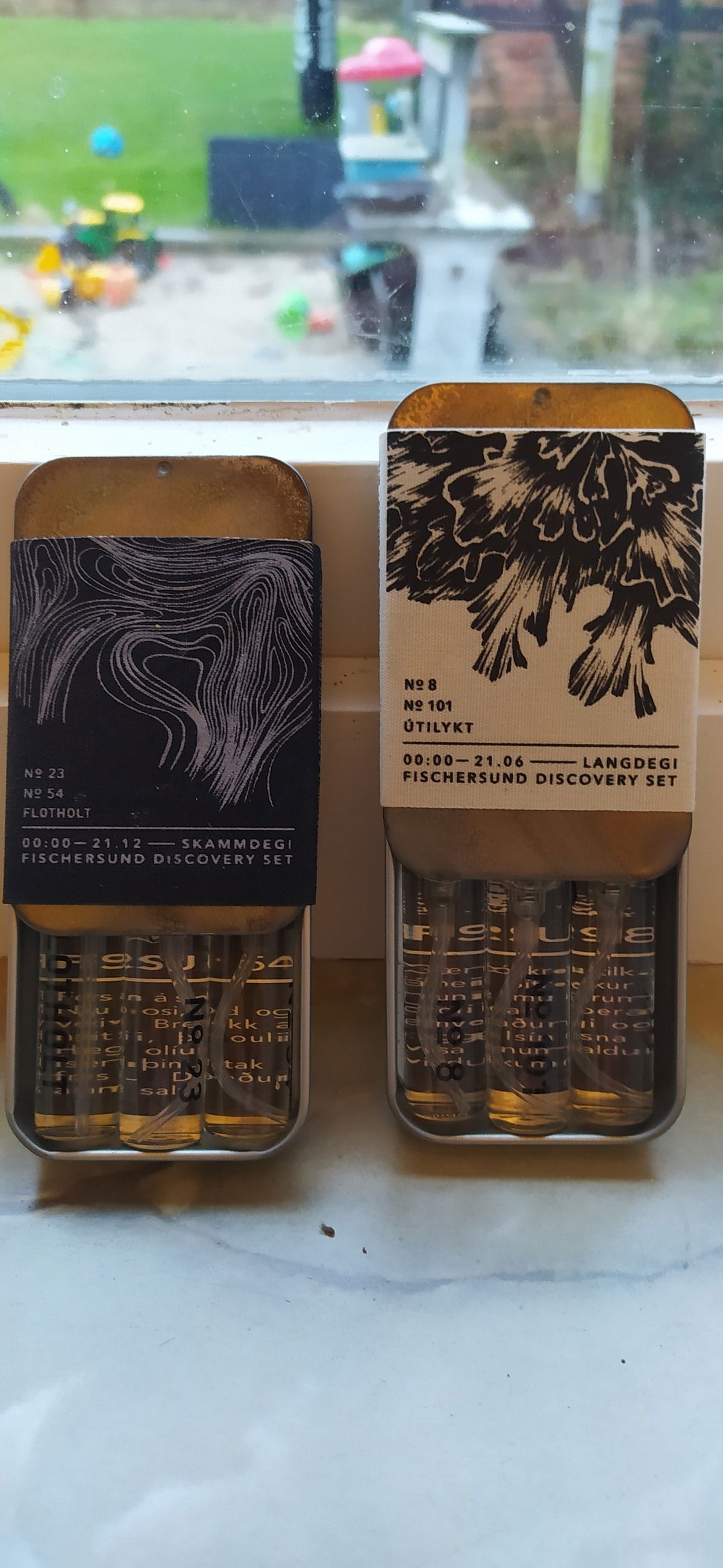 Island kommt zu mir nach Hause in der coolen Blechschiebedose mit stylischer Bauchbinde. Hier treffen die Welten aufeinander.