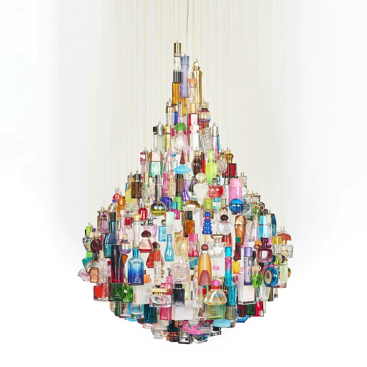 EinEin Kronleuchter namens Essence Chandelier aus 650 leeren Flakons, geschaffen von dem Gestalter Diederik Schneemann.