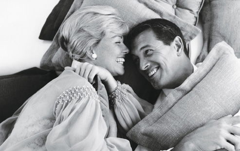 Doris Day und Rock Hudson haben Spaß am Set von "Pillow Talk"