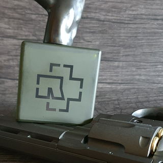 Sie spürt die Mündung...