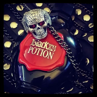 Black XS Potion Pour El...