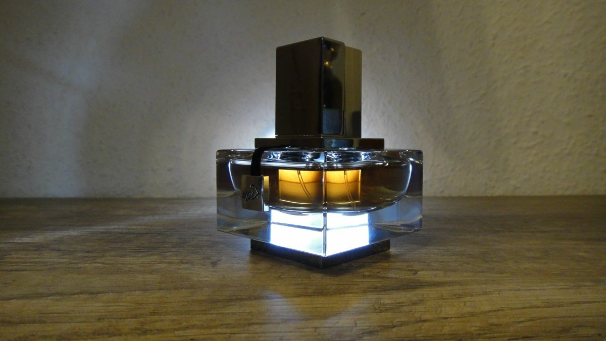 Der Flakon gefällt mir einfach zu gut, als dass ich den unfotografiert lassen könnte.