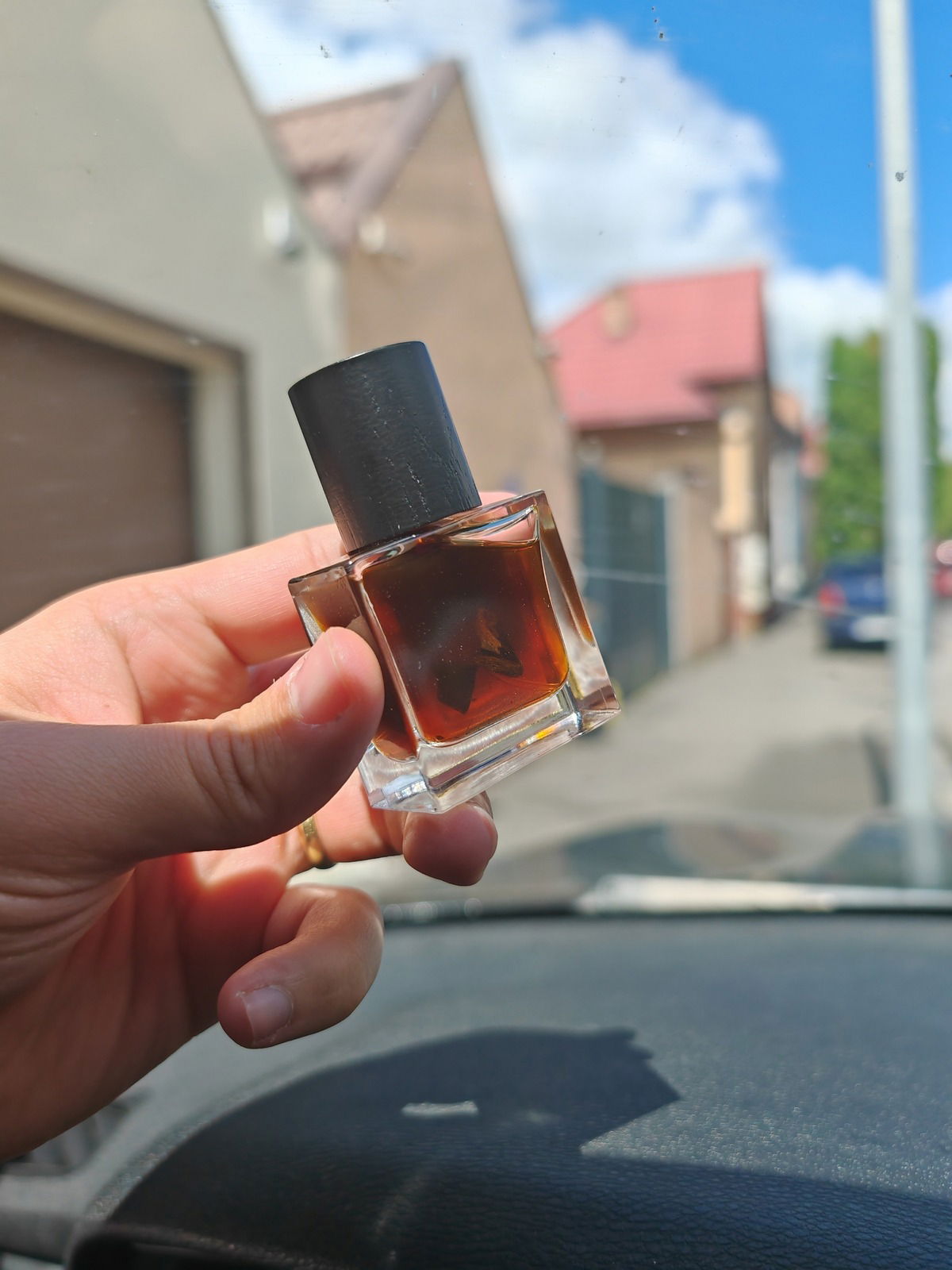 Ensar Oud Hailam Kilam with deer musk skin inside