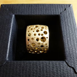Neumodischer Ring zur a...
