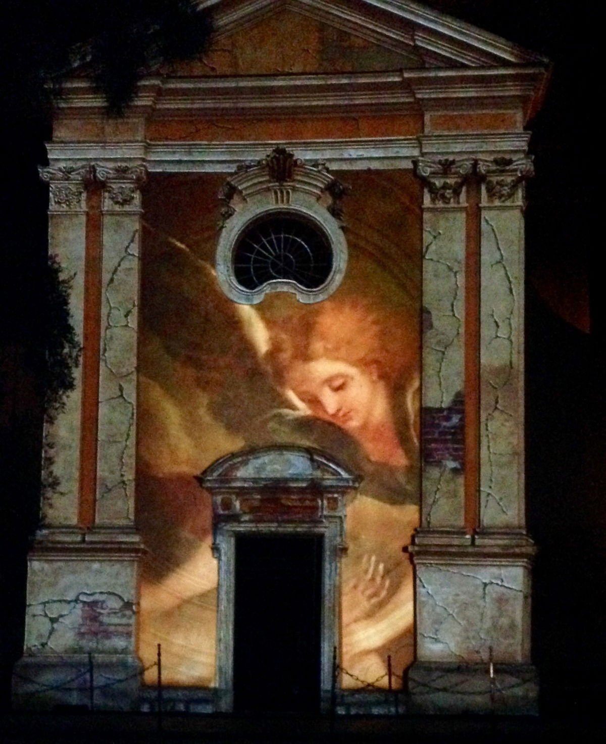 Lichtershow an der Kirche von Eze