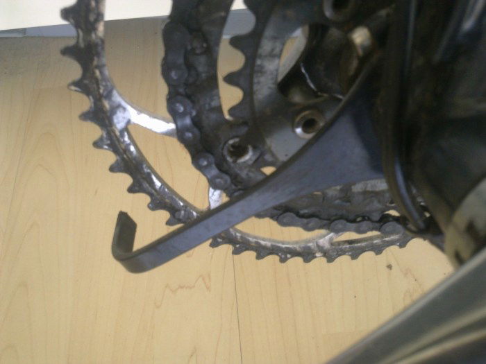 Dieser unschöne Haken sorgt dafür, dass die Kette in beim Zusammenfalten des Rads gespannt bleibt