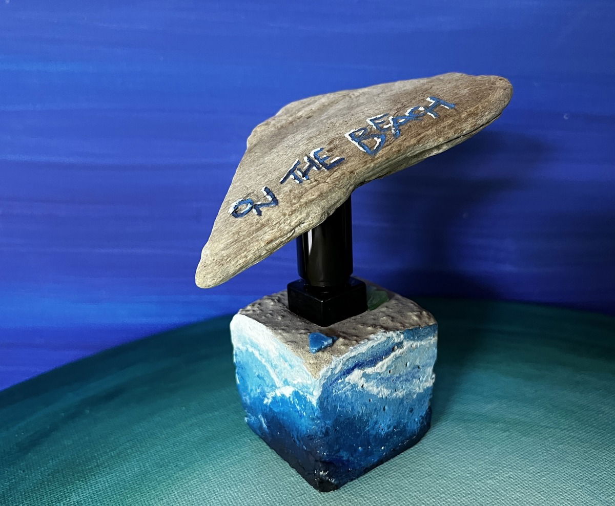 Beton, Acrylfarbe, Treibholz und Strandgut - Mini für On the Beach/Luis Vuitton