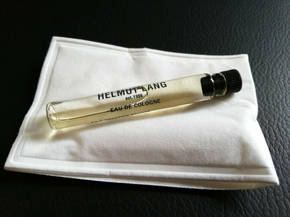 "He wanted the jus to smell of his boyfriend’s secretions on clean sheets" Maurice Roucel über Helmut Langs Idee zu diesem Duft. (Das "Laken" ist Gegenstand der Originalprobe aus dem Jahr 2000)