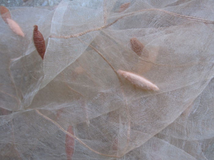 Seidenschal mit  "Filzelementen" eingewoben...