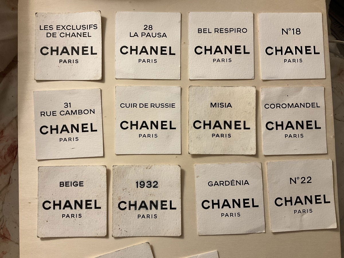 Seit 2007 bei mir. Aus der Chanel-Boutique in Hong Kong. Es hat gedauert, bis der erste der Les Exklusifs bei mir einzog. Jetzt geht es nicht mehr ohne.