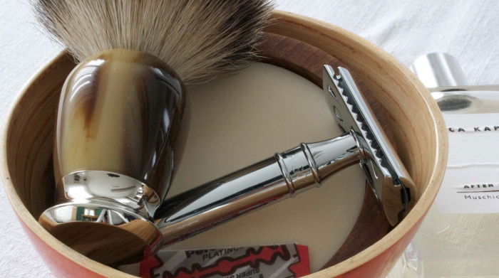 Rasierpinsel Kingsley 21er Pure Badger, Edwin Jagger D89 Rasierhobel mit roter Personna und Acca Kappa Muschio Bianco AS
