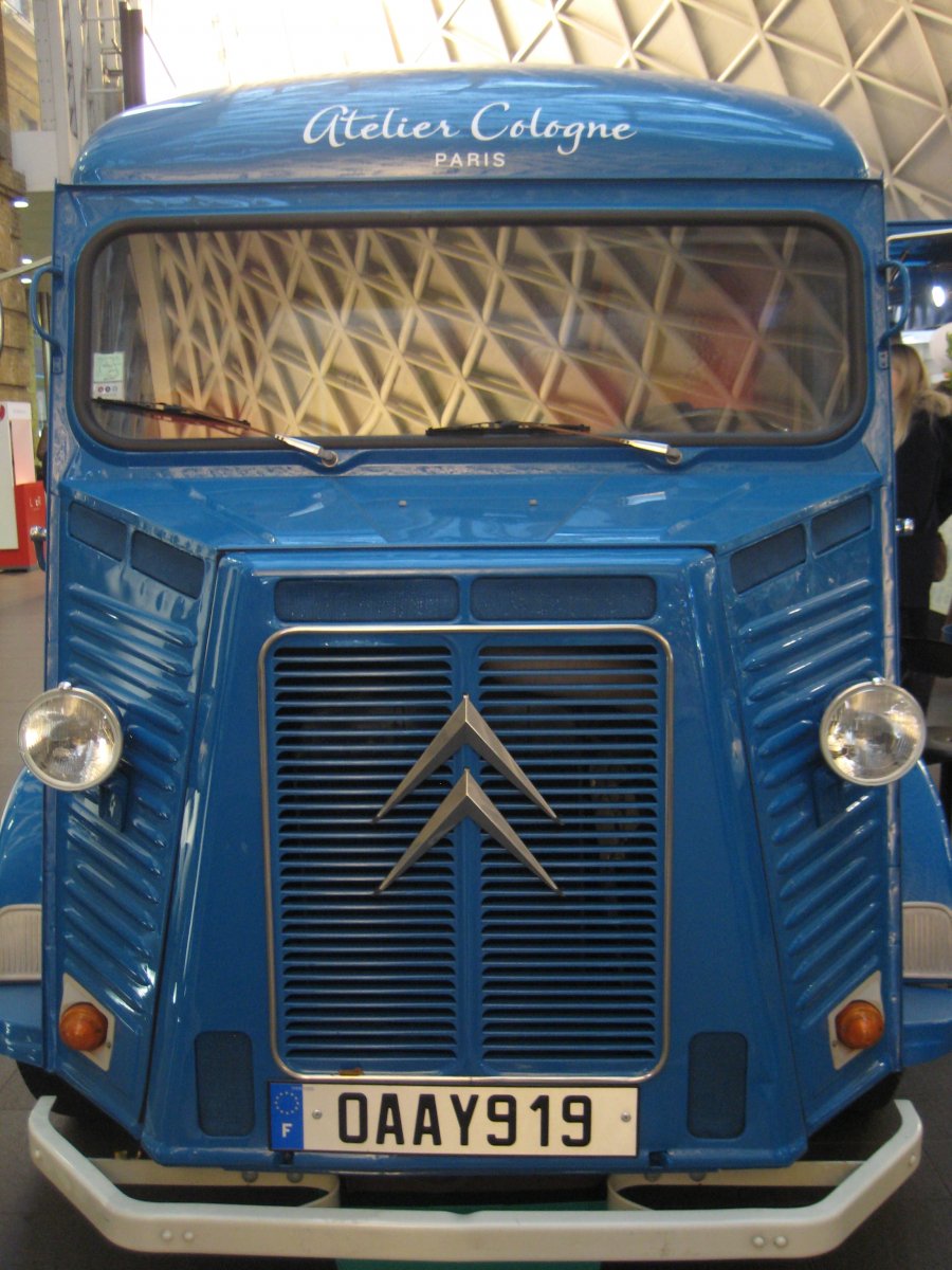 12.19, Atelier Cologne Reklamewagen, King's Cross Station, London