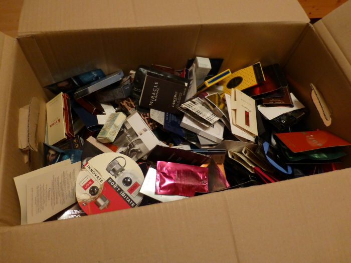 Fundstück der Woche - ein Umzugskarton, zu 3/4 gefüllt mit teils sehr alten Pröbchen *Wohlbekomms*