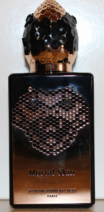 Die Schlange ist ganz lieb, sie will nur duften :o)