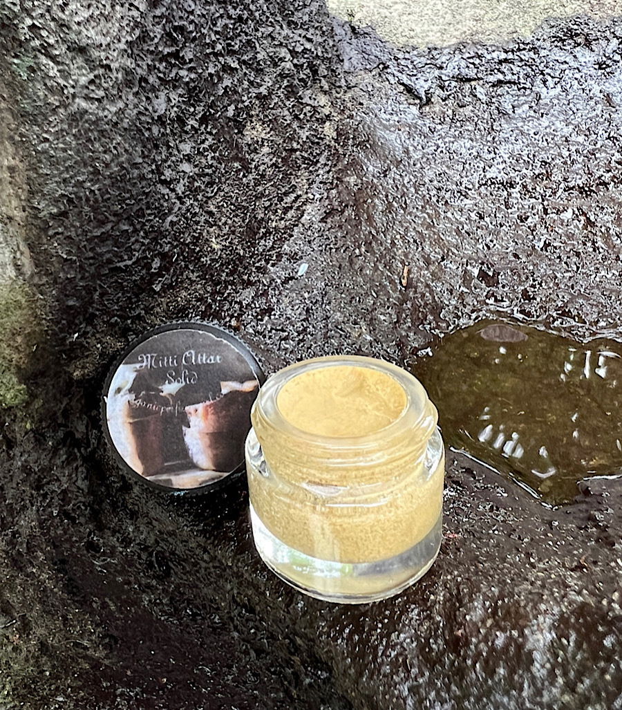 Mitti Attar Solid / Organic Perfume Girl / 21.11.2023 / Es riecht tatsächlich wie nasser Stein oder Sand.