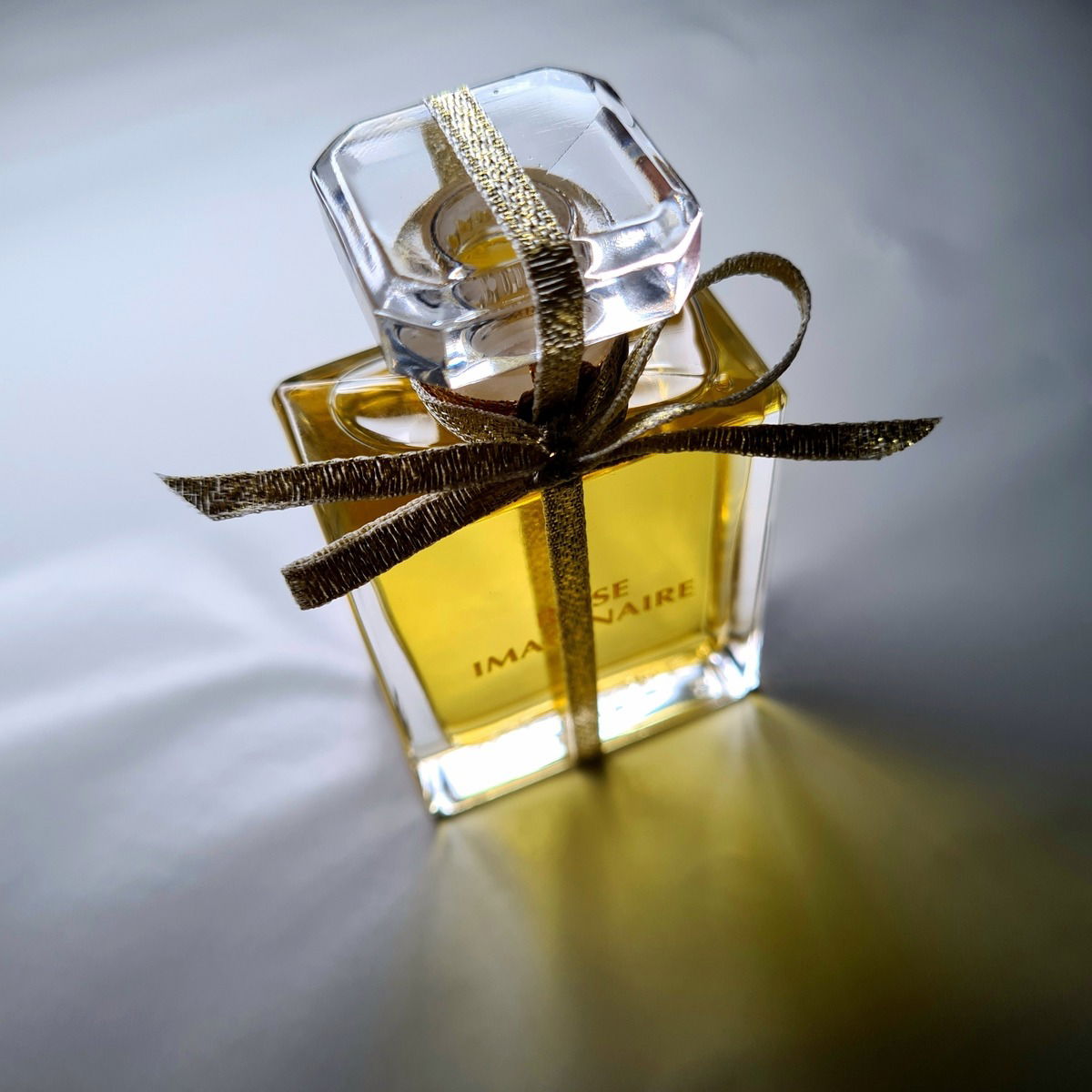 Head Note  Bulgarian Rose  Co-distillation of Bulgarian Rose with Turkish Rose  Heart Note Geranium EO Elemi EO  Deep Note Vanilla Planifolia SFE (Super Fluid Extraction) Rum SFE  Signature Amber Grey and Iris