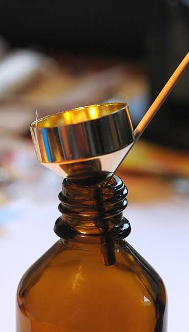 Trick 17 beim Abfüllen mit Trichter: Zahnstocher unter selbigen klemmen (notfalls kleben), damit Luft rauskann aus der Apoflasche und es keinen Parfumstau im Trichter gibt