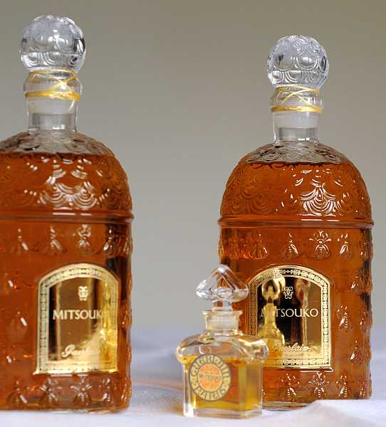 "Mitsouko"-Extrait, Größenvergleich: Zwei Viertelliter-Bienenflakons und ein 7,5ml-Mini