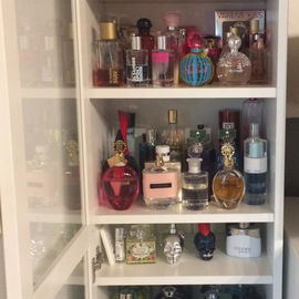 unser parfumschrank :D...